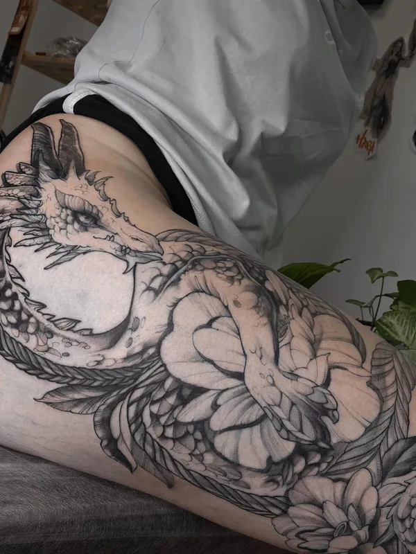 black and grey black and grey татуировка на thigh #48486 | Тату мастер Татьяна Icytattoo