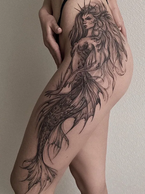 female black and grey black and grey tatouage sur thigh #48534 | Artiste tatoueur Дарина Кириллова