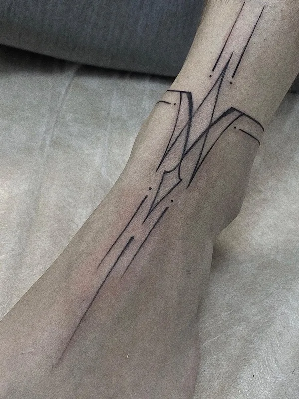 black linework tatouage sur ankle #48537 | Artiste tatoueur Дарина Кириллова