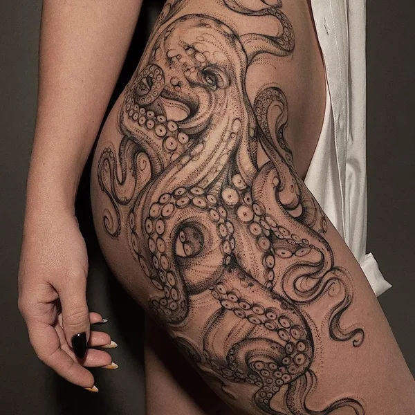 Graphic tattoo by Дарина Кириллова in Екатеринбург