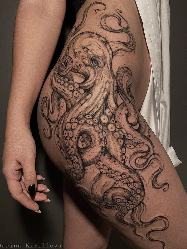 female black and grey blackwork tatouage sur thigh #48538 | Artiste tatoueur Дарина Кириллова