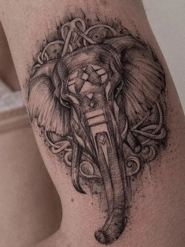 black and grey sketch tatouage sur upper arm #48533 | Artiste tatoueur Дарина Кириллова
