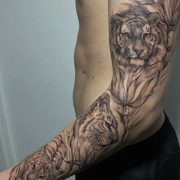 Graphic tattoo by Дарина Кириллова in Екатеринбург