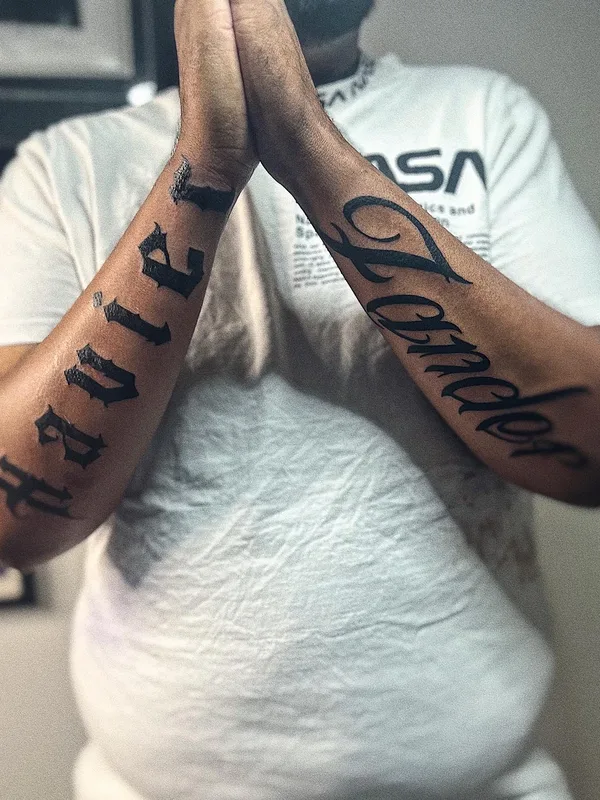 black lettering татуировка на forearm #63013 | Тату мастер Adam Kalelioglu