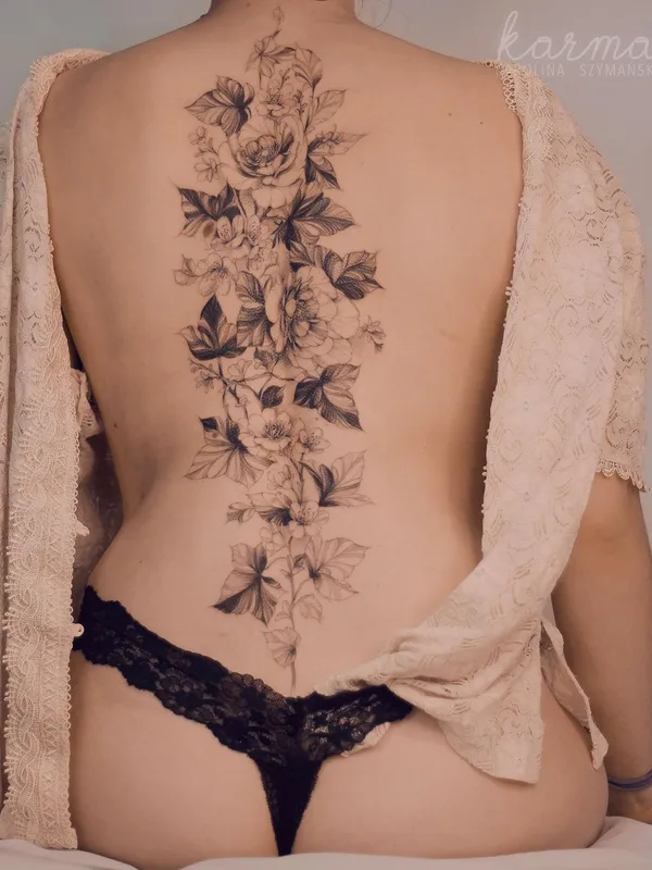 Feminine tattoo by Karolina Szymańska in Kraków