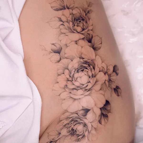 Feminine tattoo by Karolina Szymańska in Kraków