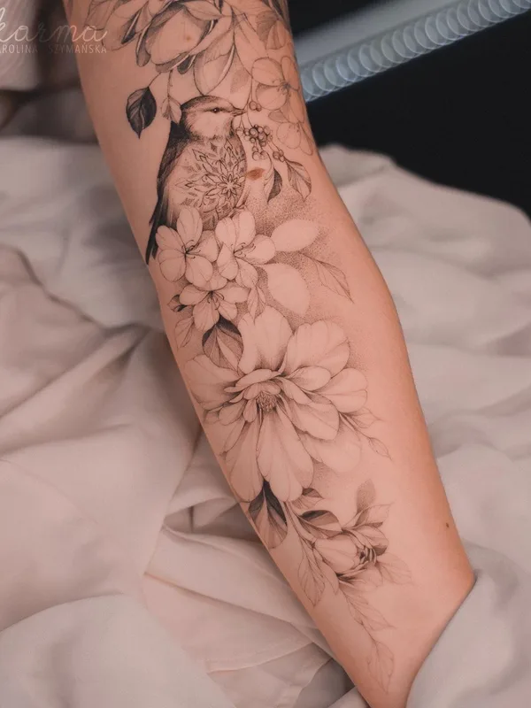Feminine tattoo by Karolina Szymańska in Kraków