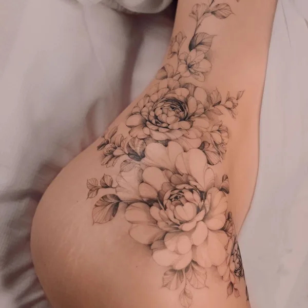 Feminine tattoo by Karolina Szymańska in Kraków