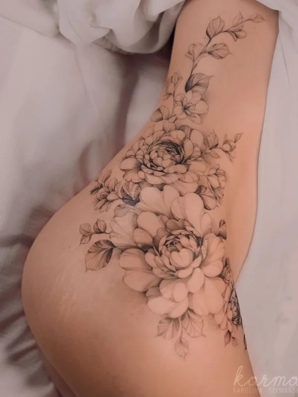Feminine tattoo by Karolina Szymańska in Kraków