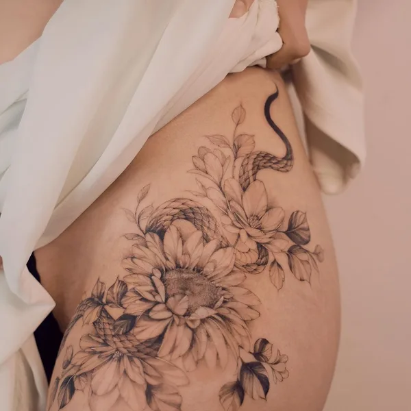 Feminine tattoo by Karolina Szymańska in Kraków