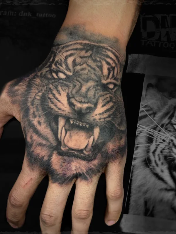 black and grey realism татуировка на back of hand #65388 | Тату мастер Денис Коргунов
