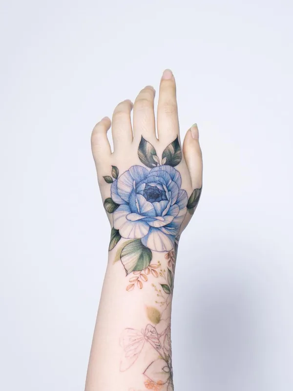 female color botanic tatouage sur hand #29777 | Artiste tatoueur Silo