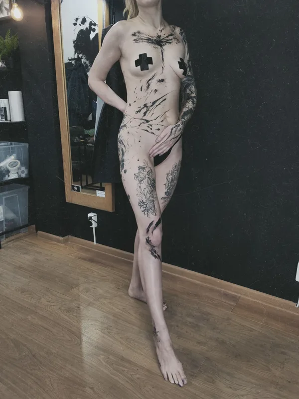 female black blackwork tattoo auf full body #67151 | Tätowierer Anastasia Salem