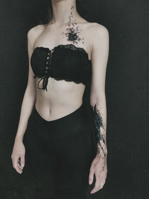 female black abstract tattoo auf chest #67159 | Tätowierer Anastasia Salem