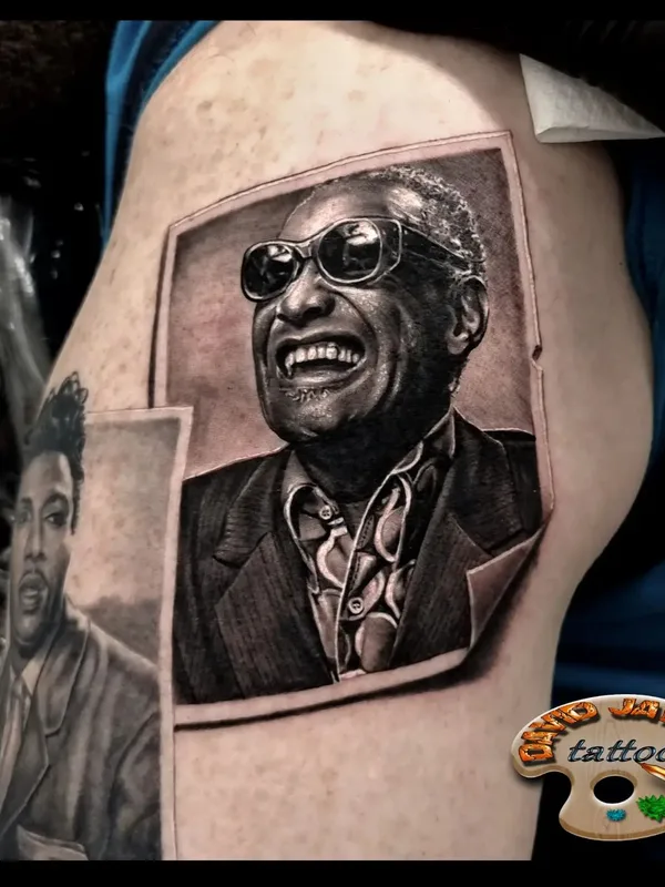 black and grey realism tattoo auf thigh #68560 | Tätowierer David Jay Kai