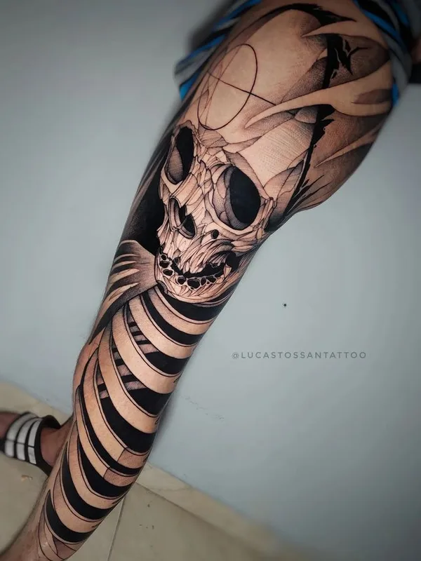 black and grey blackwork tatouage sur thigh #68586 | Artiste tatoueur Lucas Tossan