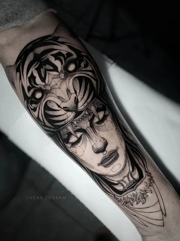 female black and grey blackwork tatouage sur forearm #68588 | Artiste tatoueur Lucas Tossan
