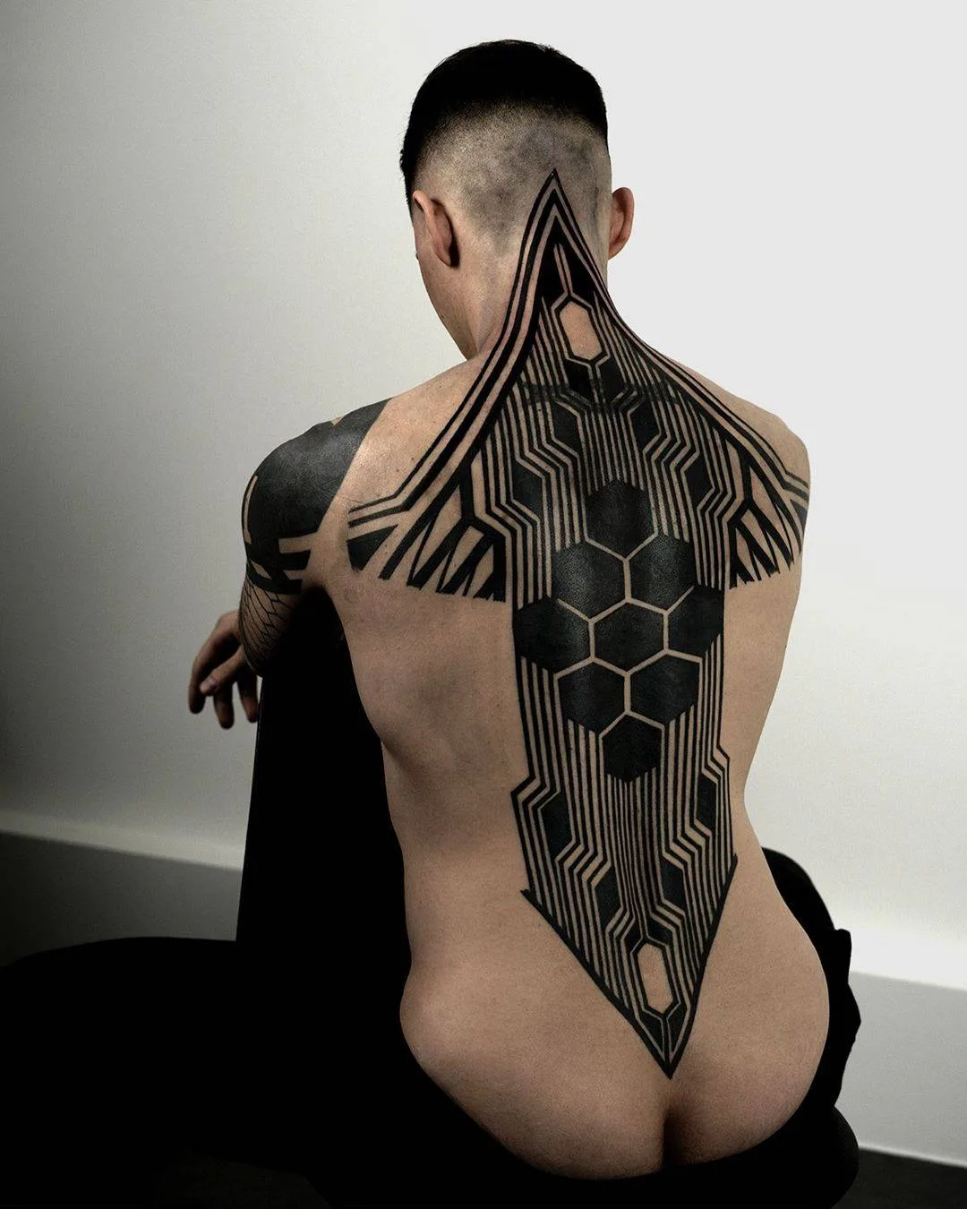 Tattoo artist Roxx, authors blackwork tattoo, ornamental tattoo | Los Angeles, US