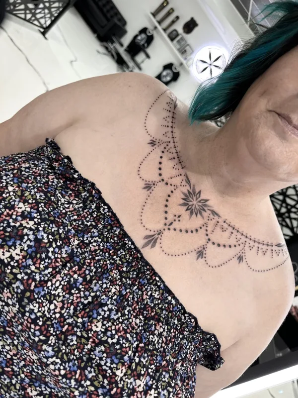 female black ornamental Tatuaggio su collarbone #73886 | Tatuatore Naira Dots