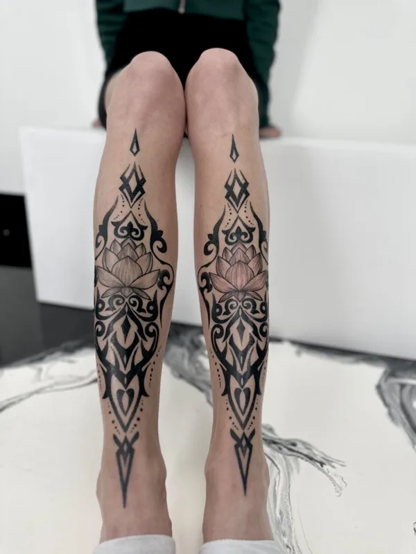 female black and grey ornamental Tatuaggio su calf #73882 | Tatuatore Naira Dots