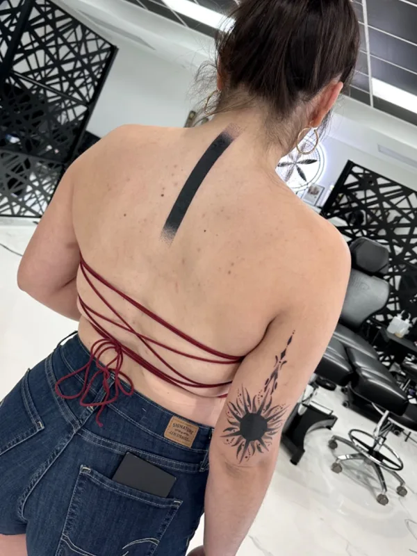 female black blackwork Tatuaggio su upper arm #73884 | Tatuatore Naira Dots