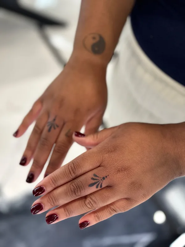 black linework Tatuaggio su finger #73881 | Tatuatore Naira Dots