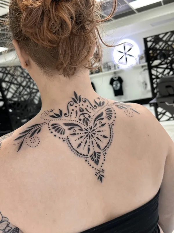 female black ornamental Tatuaggio su upper back #73885 | Tatuatore Naira Dots