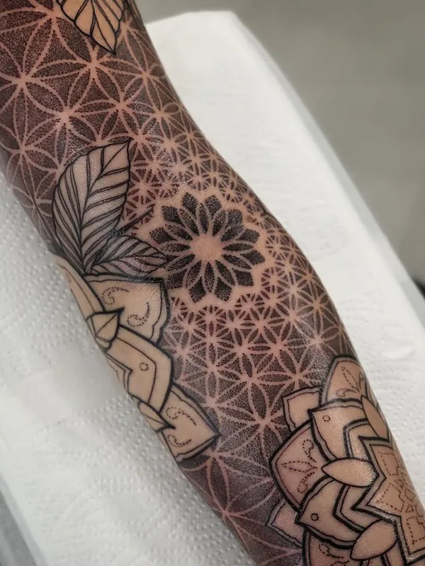 black and grey dotwork 타투 부위 forearm #45999 | 타투이스트 Aston Reynolds