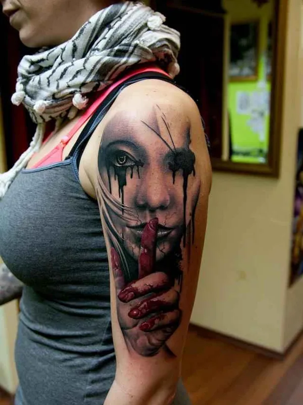female black and grey realism tatouage sur upper arm #687 | Artiste tatoueur Marcel Daatz