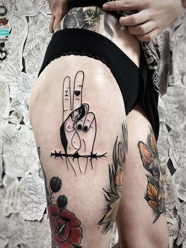 female black linework tattoo auf thigh #21220 | Tätowierer Ufo Tattoo