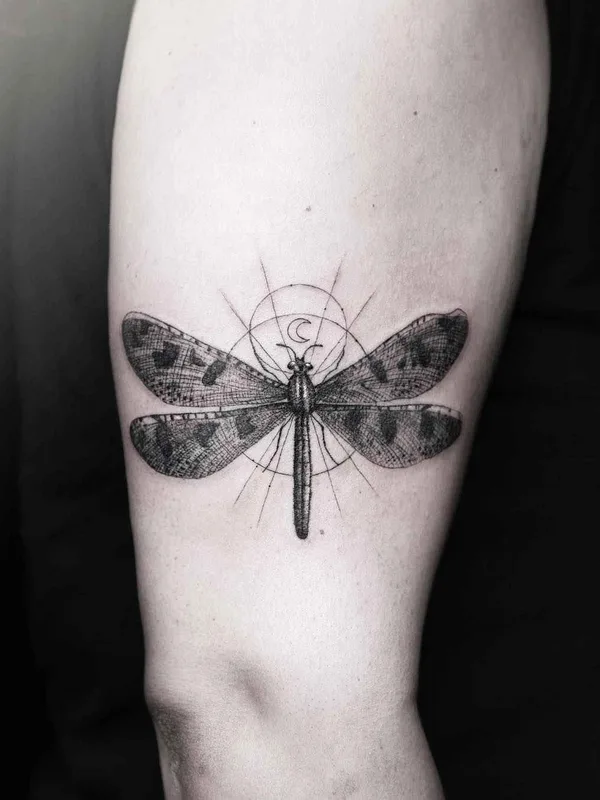 black and grey blackwork tatouage sur bicep #17169 | Artiste tatoueur Alessandro Capozzi