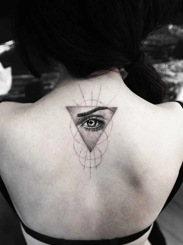 female black and grey geometric tatouage sur upper back #17168 | Artiste tatoueur Alessandro Capozzi