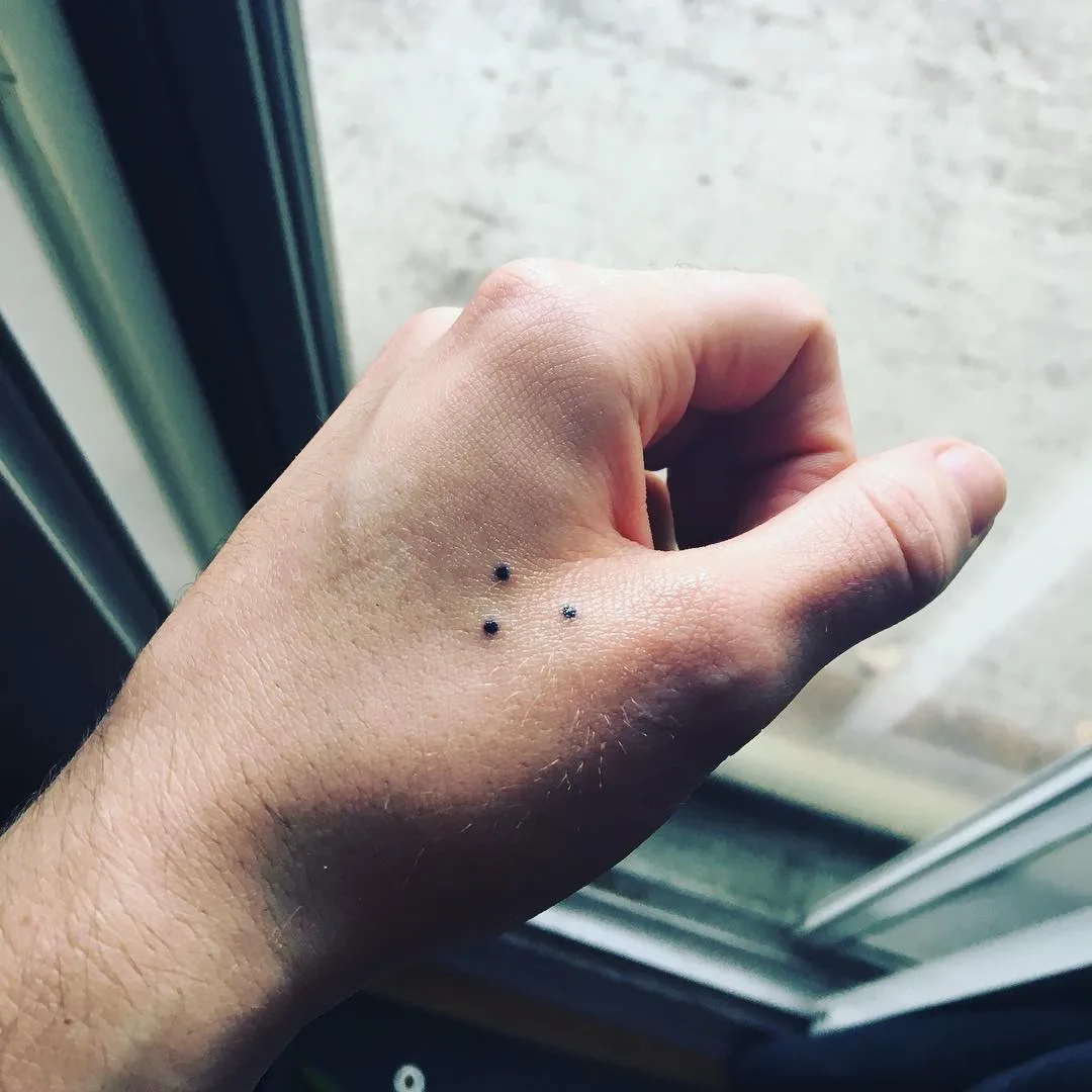 El significado del tatuaje de tres puntos en diferentes culturas: simbolismo, historia e interpretaciones modernas - image 1