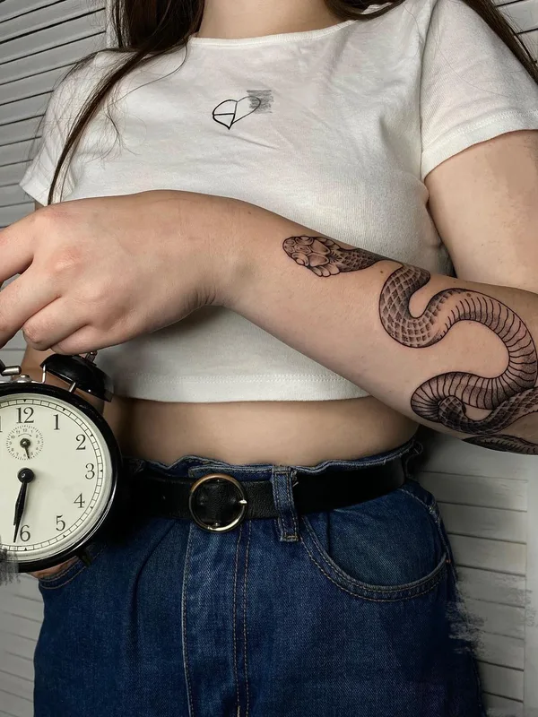 female black and grey linework 타투 부위 forearm #48596 | 타투이스트 Мария Малевич
