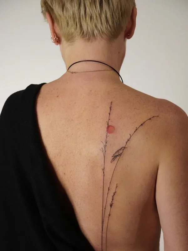 female black and grey fineline tattoo auf upper back #48620 | Tätowierer Алла Ягупова