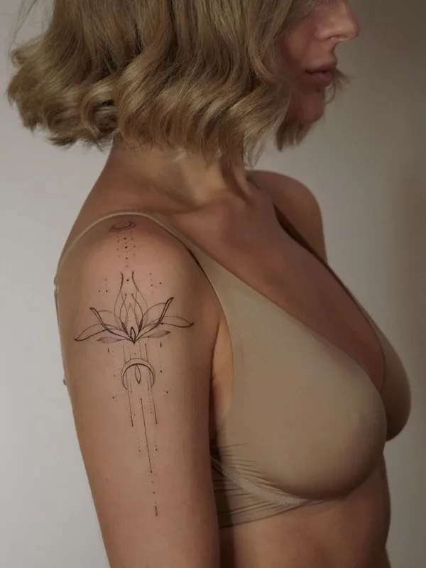female black fineline tattoo auf shoulder #48624 | Tätowierer Алла Ягупова