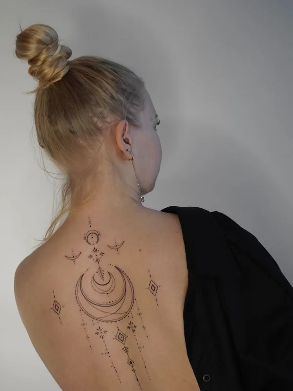 female black linework tattoo auf upper back #48617 | Tätowierer Алла Ягупова