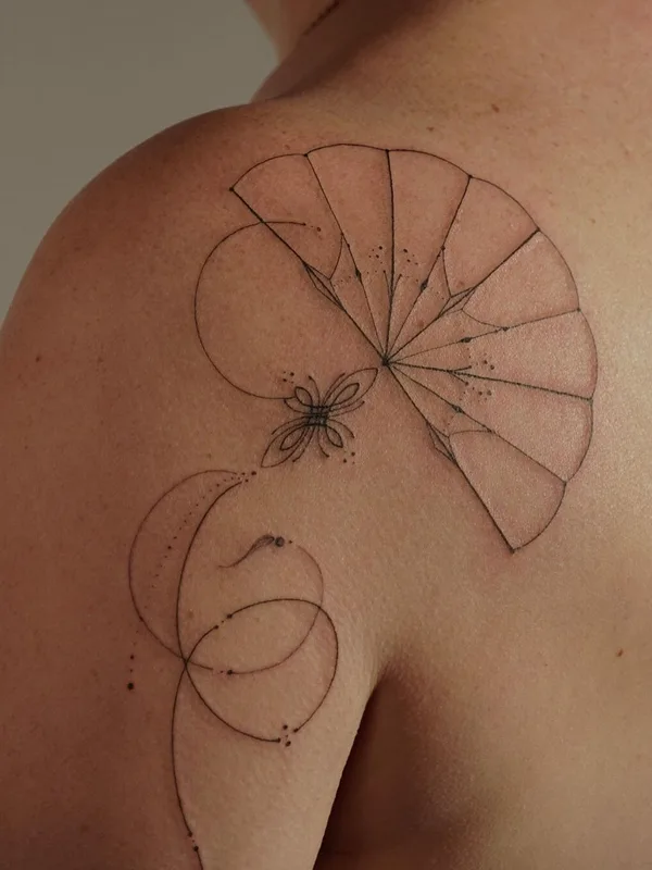 black linework tattoo auf shoulder #48625 | Tätowierer Алла Ягупова