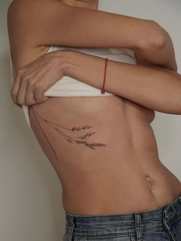 female black fineline tattoo auf side #48615 | Tätowierer Алла Ягупова