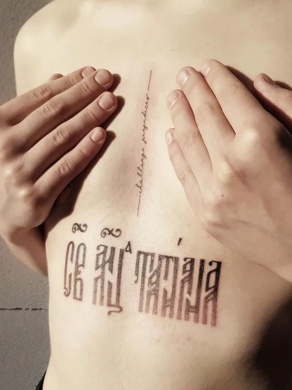female black fineline Tatuaggio su sternum #48808 | Tatuatore Юлия