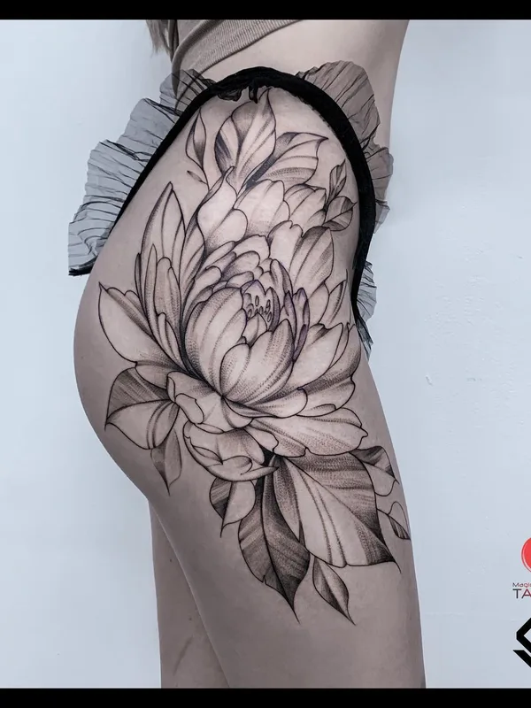 female black and grey blackwork татуировка на hip #52019 | Тату мастер Гузель Лябаева