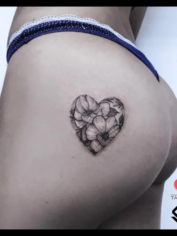 female black and grey blackwork татуировка на hip #52016 | Тату мастер Гузель Лябаева