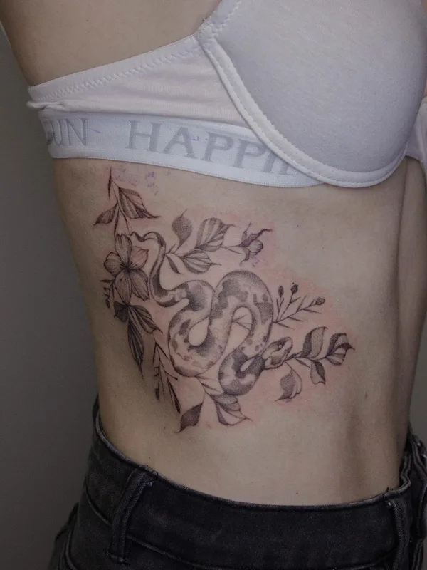 female black and grey black and grey татуировка на ribcage #52076 | Тату мастер Мария Коблякова