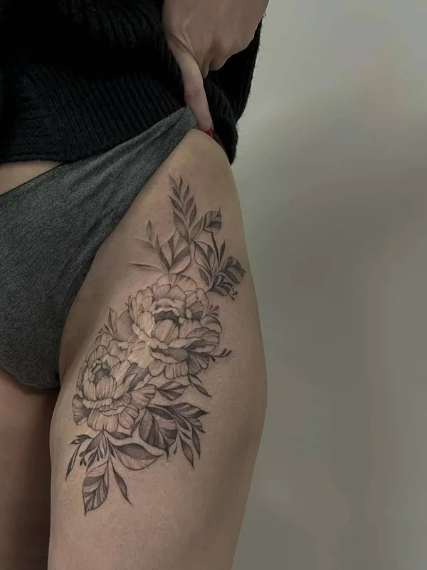 female black and grey fineline татуировка на thigh #52078 | Тату мастер Мария Коблякова