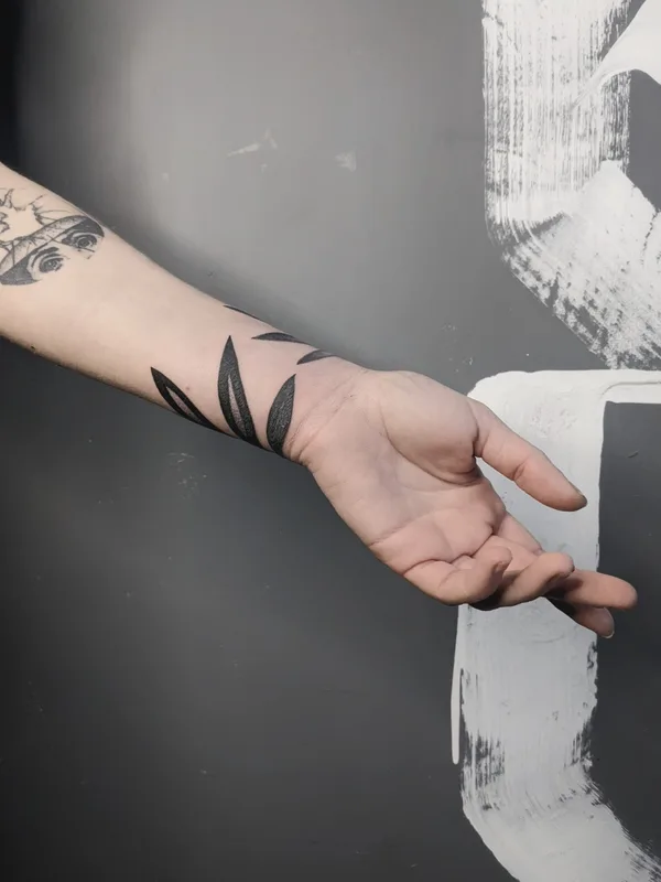 black blackwork tatouage sur wrist #52080 | Artiste tatoueur Graphic