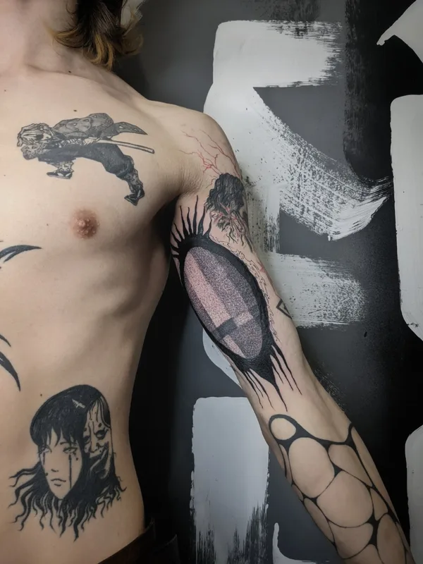 male black and grey blackwork tatouage sur full arm #52082 | Artiste tatoueur Graphic