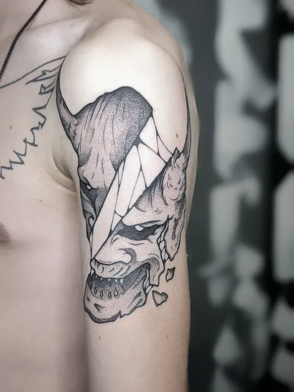 male black and grey blackwork tatouage sur shoulder #52083 | Artiste tatoueur Graphic