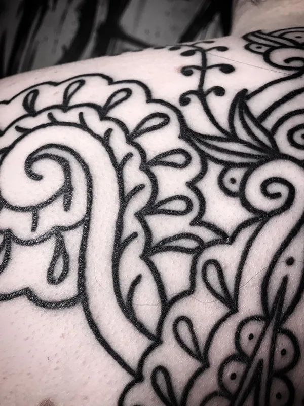 black blackwork tatouage sur shoulder blade #52110 | Artiste tatoueur BLACK CLOUD TATTOOER