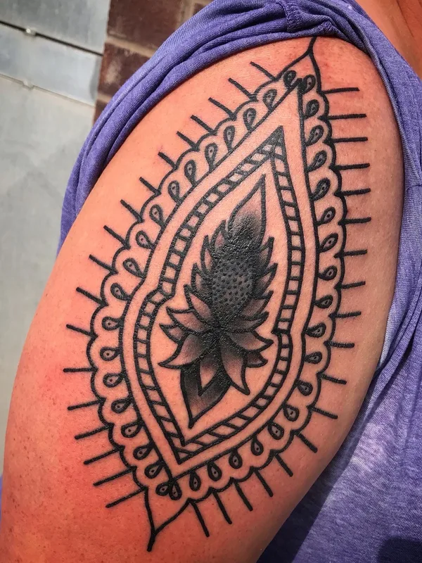 black and grey blackwork tatouage sur shoulder #52118 | Artiste tatoueur BLACK CLOUD TATTOOER