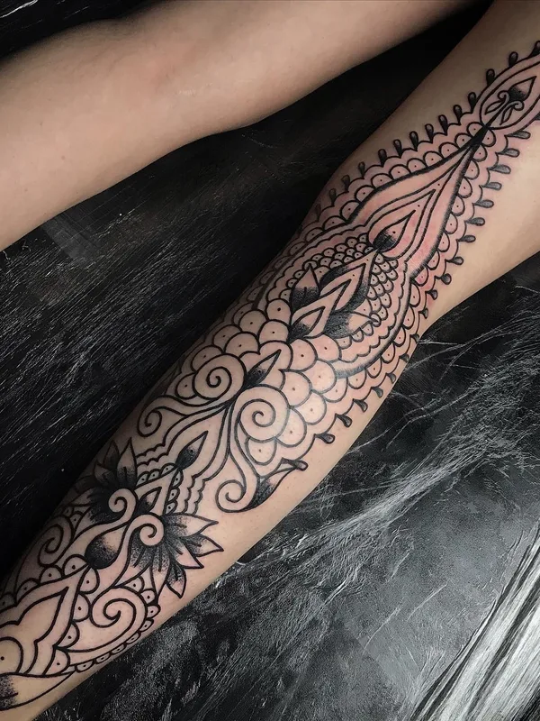 black ornamental tatouage sur forearm #52111 | Artiste tatoueur BLACK CLOUD TATTOOER